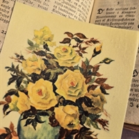 gul-naturtro-rosenbuket-blaagroen-kuglevase-gammel-print-tysk-tryk-